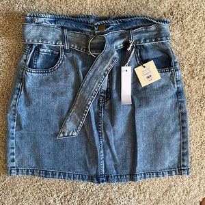 NWT Francesca’s belted denim skirt